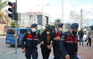 Boğazına bıçak dayadığı Rus turisti cinsel...