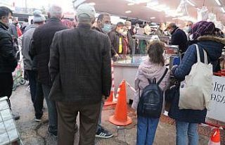 Bolu’da, 15 liradan satılan hamsi kuyruk oluşturdu