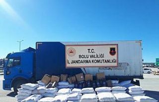 Bolu’da kaçak ürünlerle dolu kargo araçları...