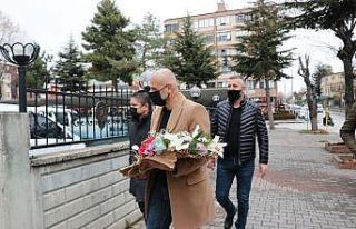 Bolu’da vatandaşlardan polise çiçekli destek