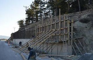 Bölünmüş yol duvarı güçlendirme çalışmaları...