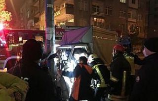 Boş yolda direğe çarptı, sıkıştığı yerden...