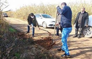 Bozuk yolu kazma ve kürekle düzeltmeye çalıştılar