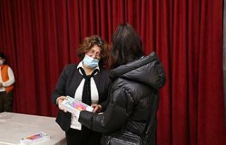 Burhaniye’de 250 tablet dağıtıldı