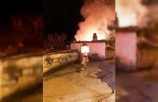 Burhaniye’de tek katlı ev alevlere teslim oldu