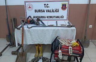 Bursa’da define avcıları kazdıkları kuyuda yakalandı