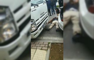 Bursa’da iki aracın arasında sıkışan vatandaş...