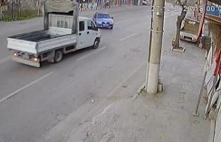 Bursa’da kontrolden çıkan otomobil ile kamyonet...
