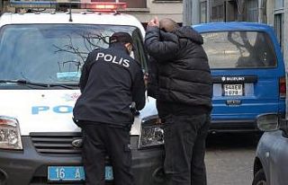 Bursa’da koronavirüsü hiçe sayıp kahvehanesini...