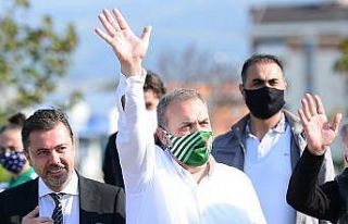 Bursaspor Başkanı Erkan Kamat, müjdeyi otobüste...