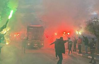 Bursaspor taraftarı, takımını meş’alelerle...
