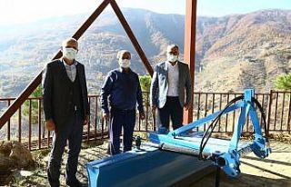 Büyükşehir’den mahallelere tesviye küreği desteği