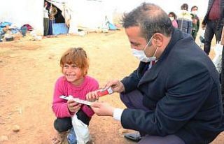 Çadırda yaşayan sığınmacılara yardım eli uzandı