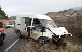 Çal’da iki ticari araç kafa kafaya çarpıştı:...