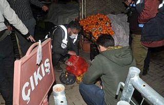 Çaldıkları meyveleri yiyemeden yakalandılar