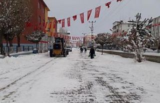 Çaldıran Belediyesi çarşı merkezinde biriken...