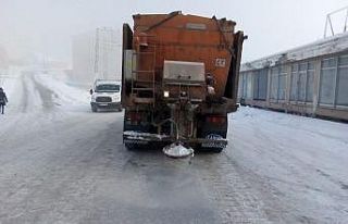 Çaldıran Belediyesinden yol tuzlama çalışması