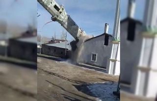 Caminin eskiyen minaresi dualar eşliğinde yıkıldı
