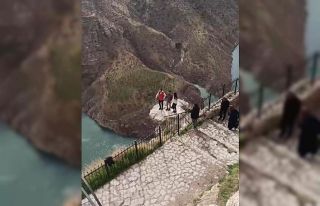 Canlarını hiçe sayıp uçurumun kenarında halay...