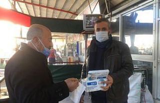 Çay ocağı işletmecisi müşterilerine maske dağıtıyor