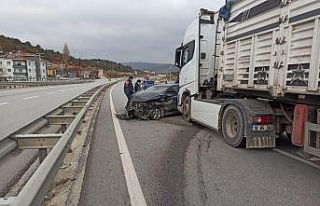 Çekici ile otomobil çarpıştı; 2 yaralı