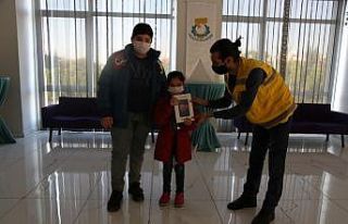 Çekiliş talihlileri tabletlerini teslim aldı