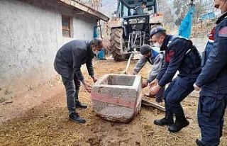 Çeşme oluğu olarak kullanılan vaftiz teknesi müzeye...
