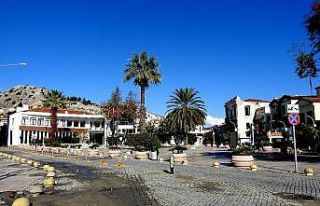 Çeşme’de yazlık evler dolu, sokaklar boş