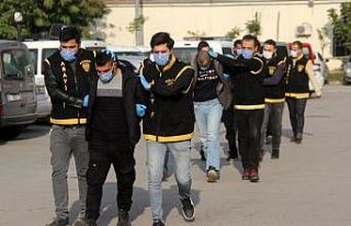 Cezaevi arkadaşlarına para göndermek için adam...