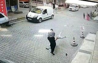 Çocuğu havaya kaldırıp yere çarpan esnaftan ilginç...