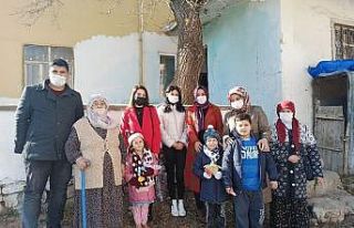 Çocuklar üşümesin diye giysi yardımı yaptılar