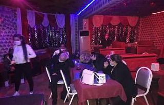 Covid-19 denetiminde üst üste konulan koltuklardan...