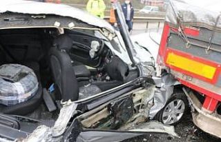 D-650 karayolunda otomobil tırın altına girdi:...