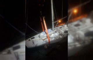 Datça’da fırtına sonrası tekne karaya oturdu