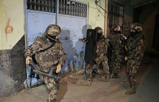 DEAŞ’lının evinden kaçak kadın çıktı