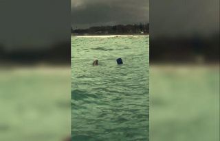 Denizde şamandıraya sarılmış halde bulunan şahsı...