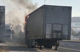 Deterjan yüklü tırın dorsesi alev alev yandı