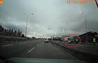 Direksiyon hakimiyetini kaybeden sürücü otomobiliyle...