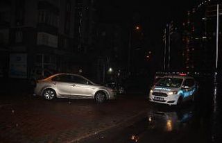 Direksiyon hakimiyetini kaybetti, park halindeki araçlar...