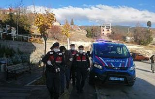 Divanın altından çıkan azılı hırsız tutuklandı