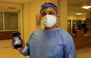 Doktor baba 1 aylık evladına dokunamamanın üzüntüsünü...