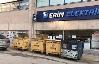 Dolmuş durağı adeta çöp konteynerleriyle dolduruldu