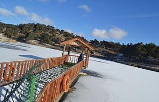 Donan gölet kartpostallık manzaralar oluşturdu