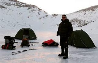 Donan göller üzerinde kamp yaptılar