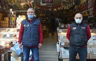 Dükkânlarını açan esnafın boş bekleyişi