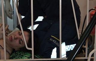 Dumandan etkilenen kadının yardımına komşusu...