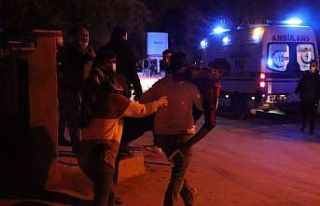 Dumandan etkilenen kardeşini kucağında taşıdı