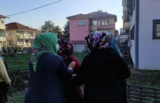 Dumanların yükseldiği evin sakinleri gözyaşlarını...