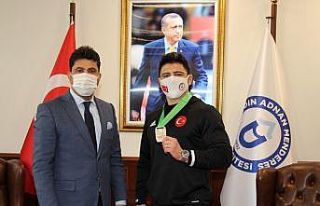 Dünya üçüncüsü ADÜ öğrencisi Arslan, Rektör...