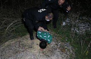 Dur ihtarına uymadılar, polisten kaçarken yolun...